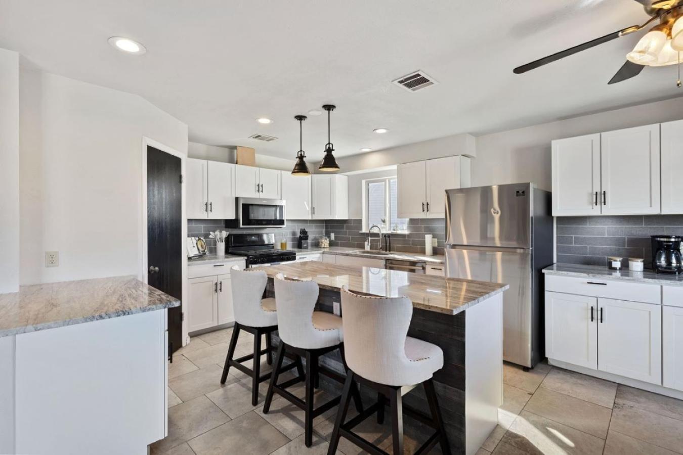Lux 3br Sleeps 10 Near Q2 With Fire Pit & Bbq