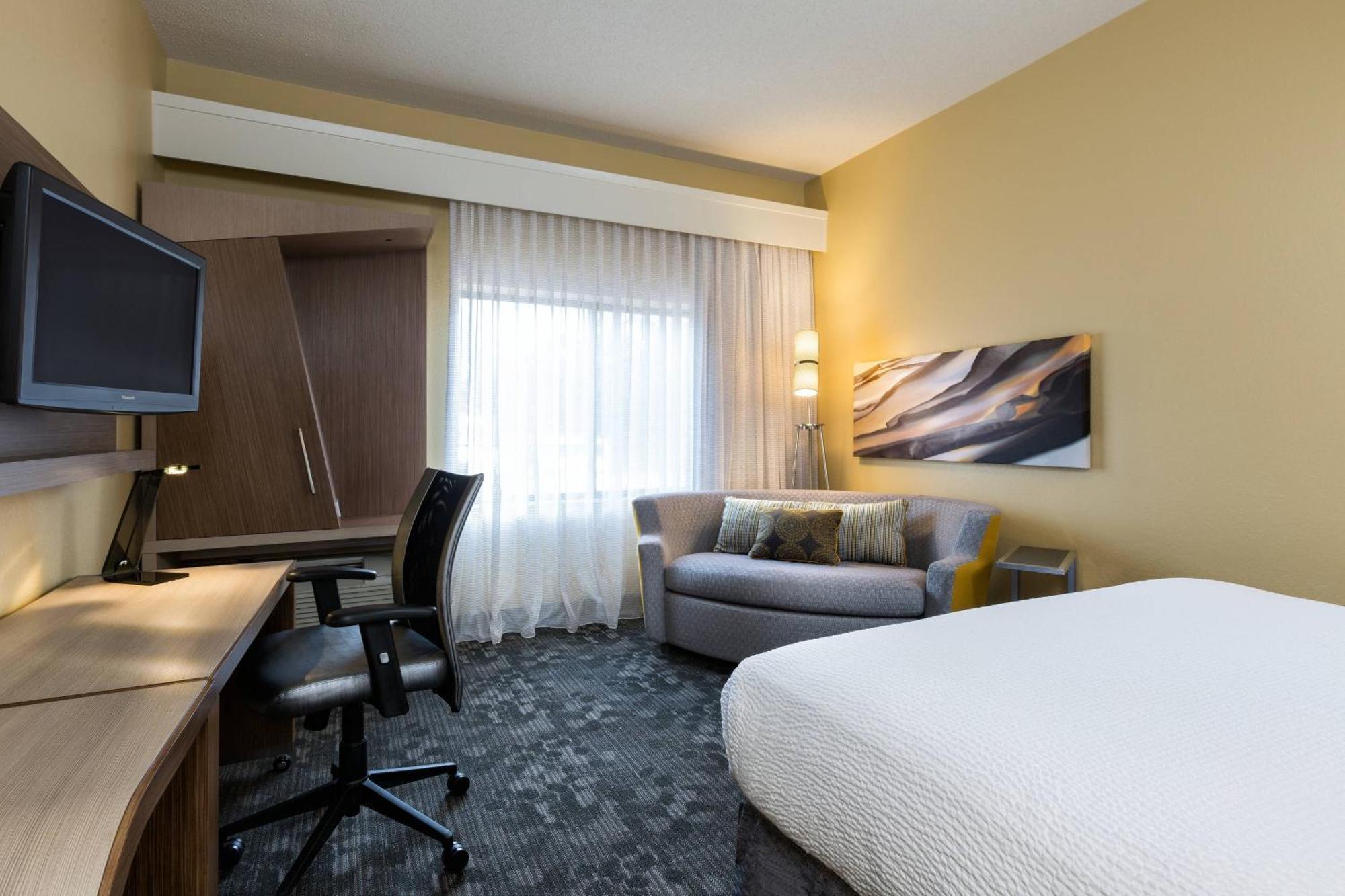 Courtyard By Marriott The Domain Area 3*