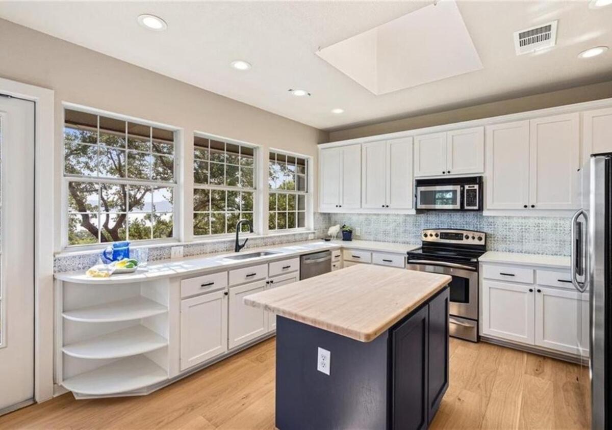 Holiday home Luxury Travis Retreat, Sleeps 10, Hot Tub & Private Pool Austin