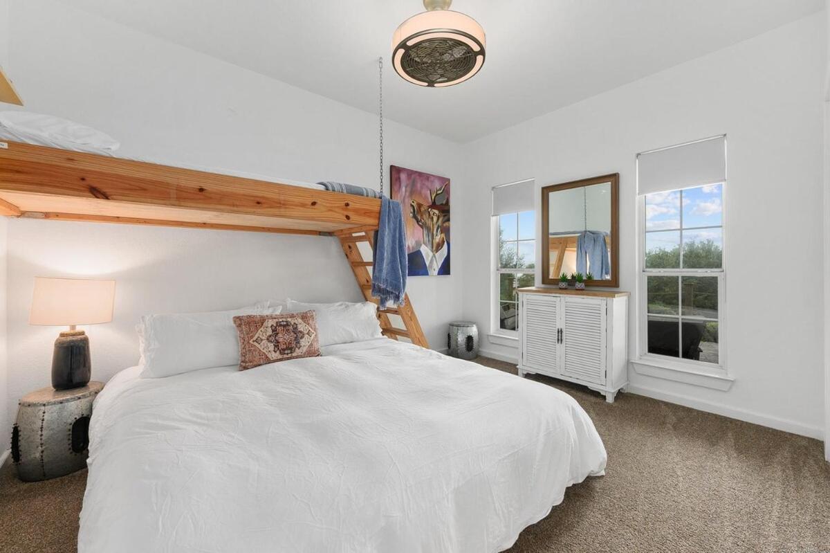 Luxury Travis Retreat, Sleeps 10, Hot Tub & Private Pool Holiday home Austin