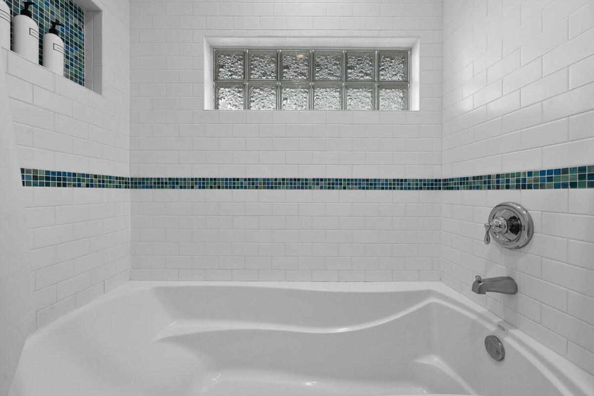 Luxury Travis Retreat, Sleeps 10, Hot Tub & Private Pool Holiday home *