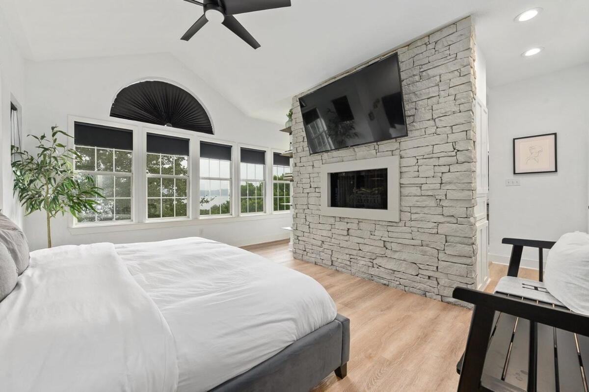 Luxury Travis Retreat, Sleeps 10, Hot Tub & Private Pool *