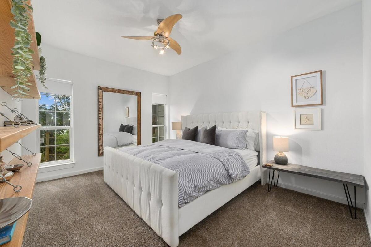 Luxury Travis Retreat, Sleeps 10, Hot Tub & Private Pool Holiday home Austin