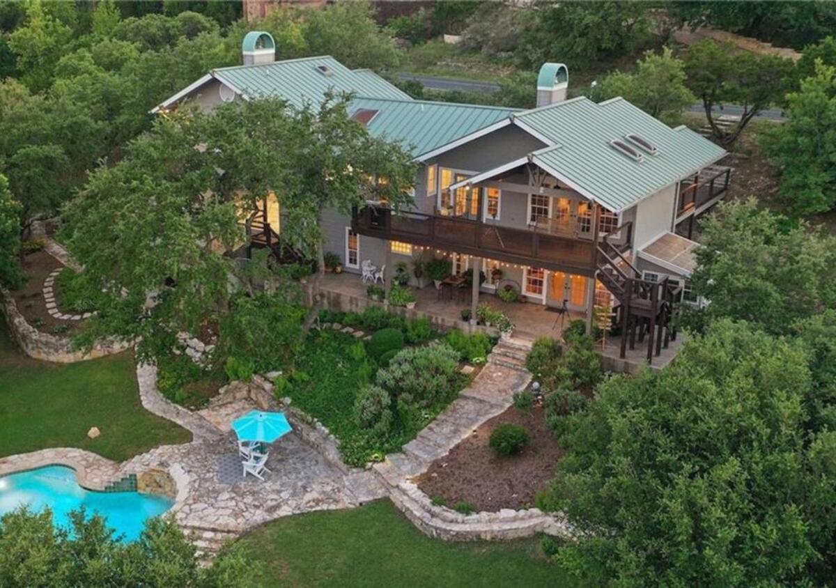 Luxury Travis Retreat, Sleeps 10, Hot Tub & Private Pool Austin