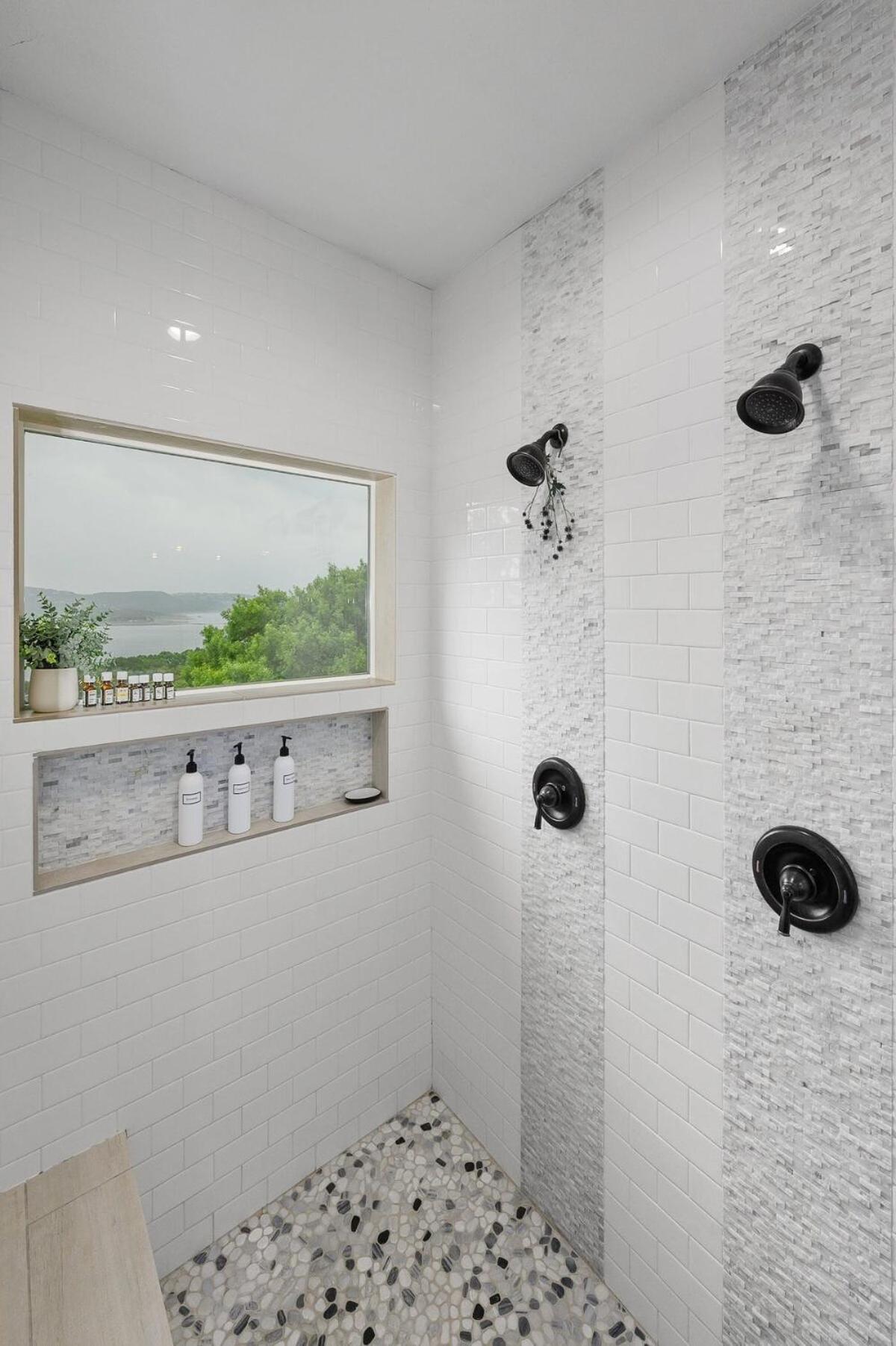 Luxury Travis Retreat, Sleeps 10, Hot Tub & Private Pool * Austin