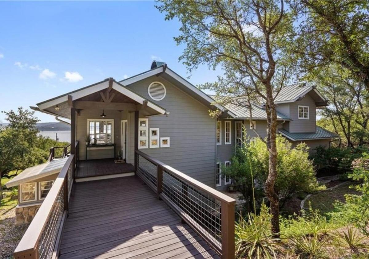 Luxury Travis Retreat, Sleeps 10, Hot Tub & Private Pool Holiday home
