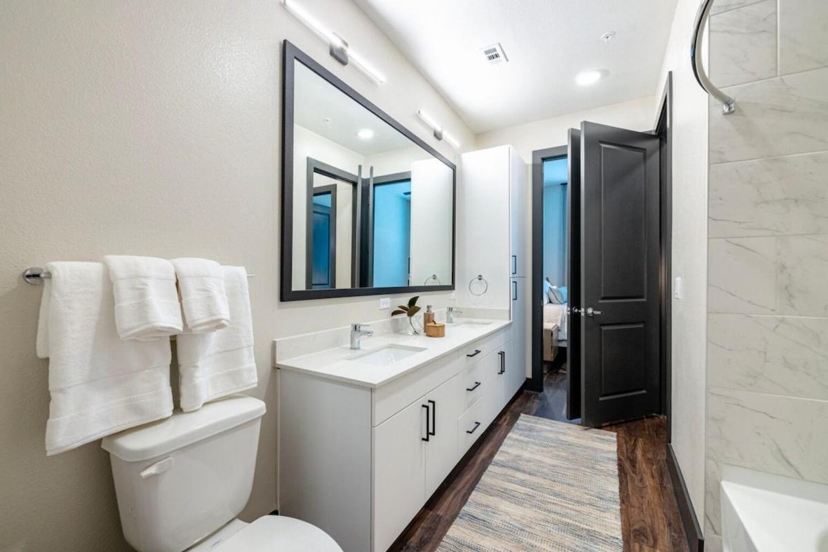 Stylish 2br With Pool, Gym & Views Austin