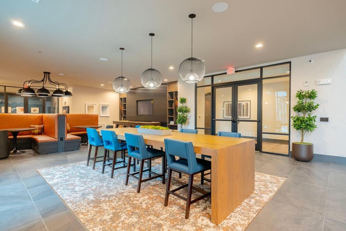 Stylish 2br With Pool, Gym & Views *