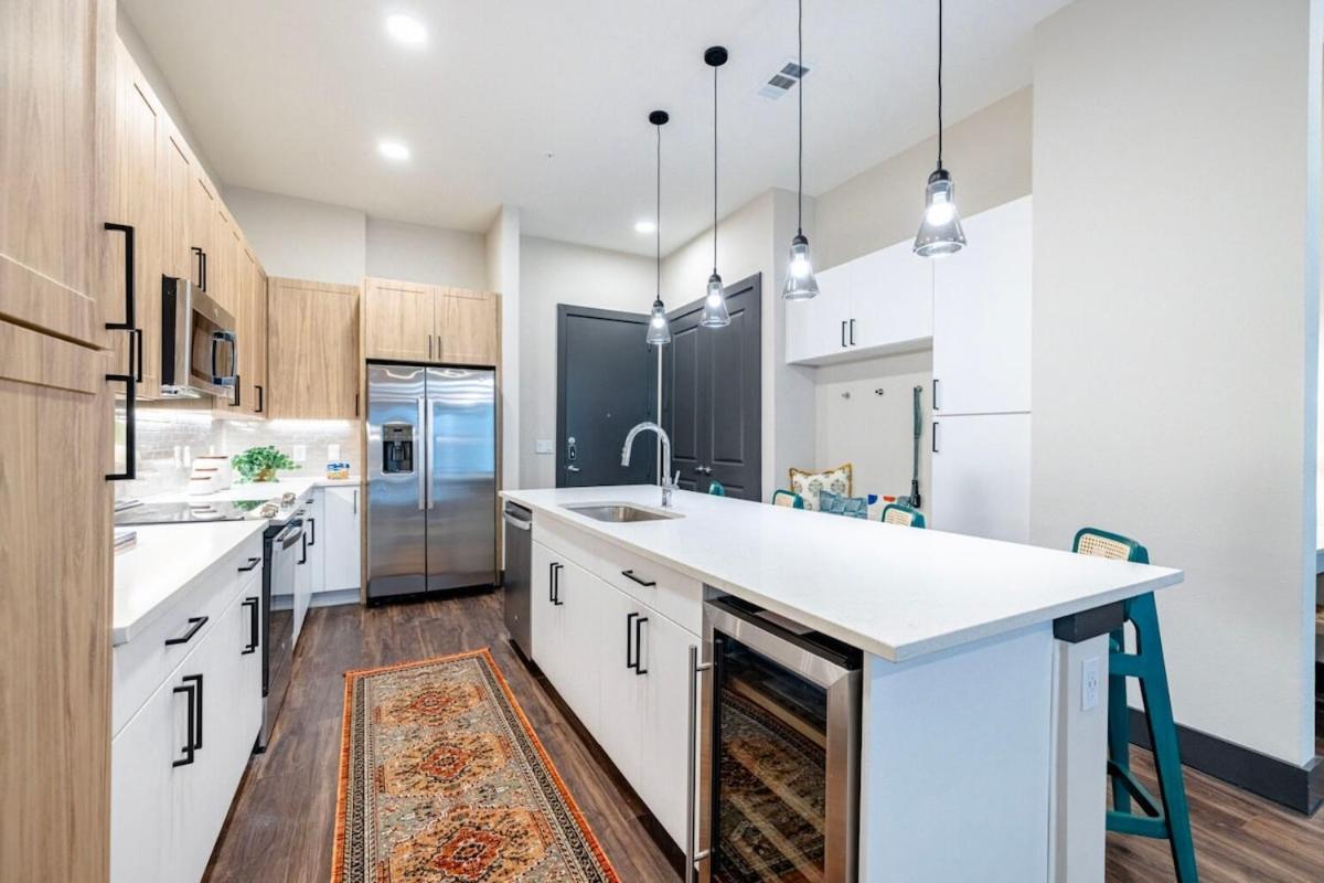 Stylish 2br With Pool, Gym & Views *