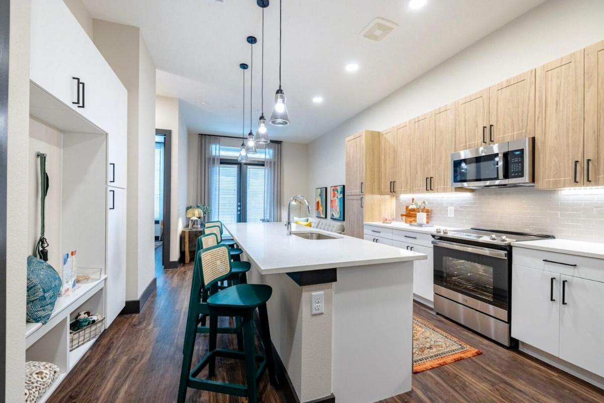 Stylish 2br With Pool, Gym & Views Apartment