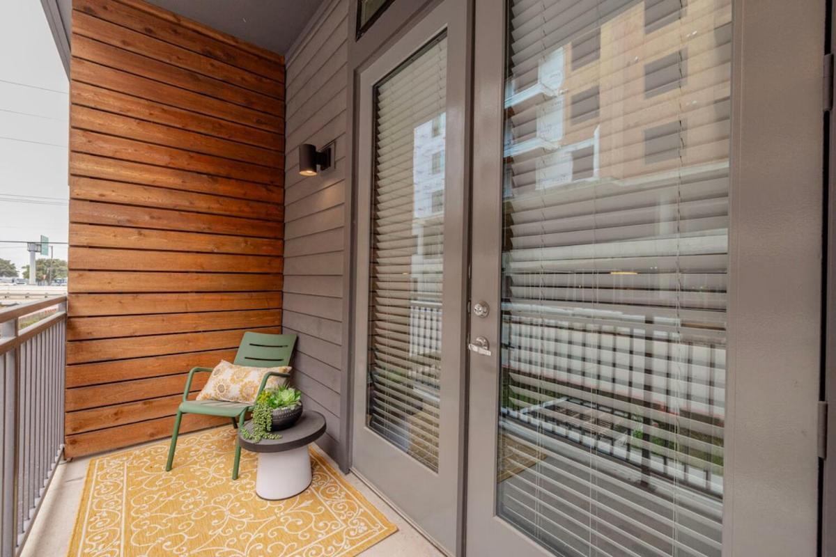 Stylish 2br With Pool, Gym & Views