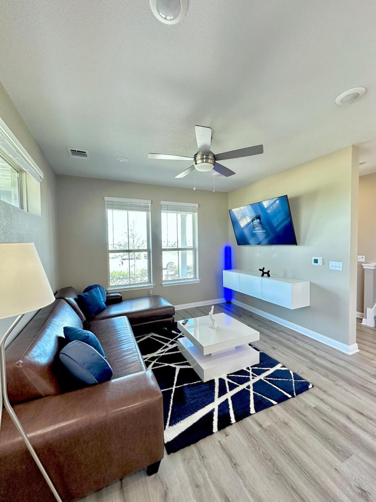 Holiday home Luxury 2st Home, By Airport, Gym, Pool *