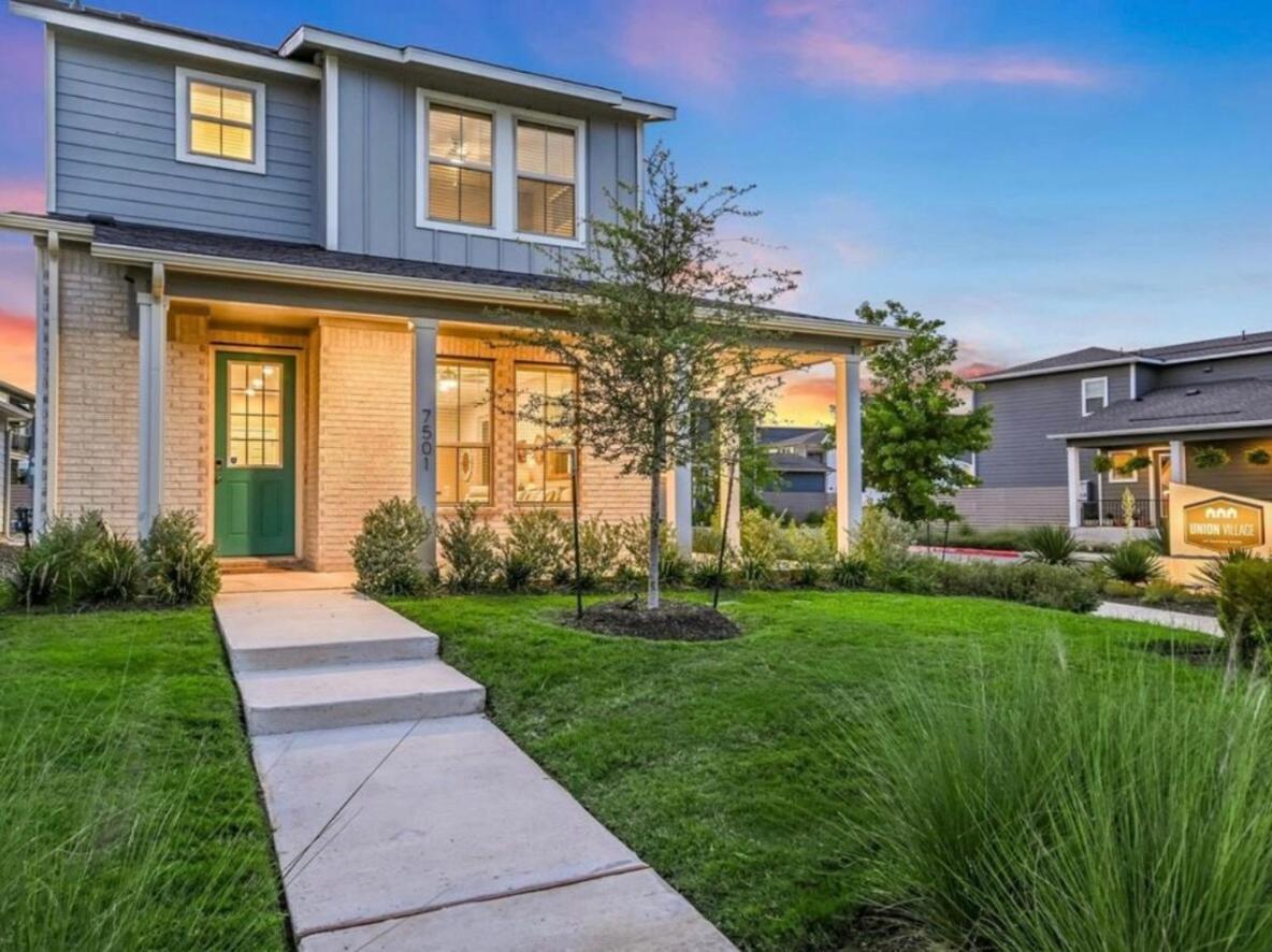 Luxury 2st Home, By Airport, Gym, Pool *