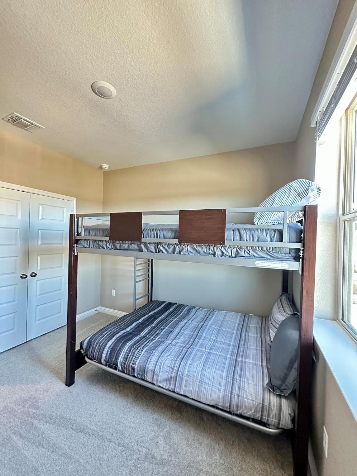 Luxury 2st Home, By Airport, Gym, Pool