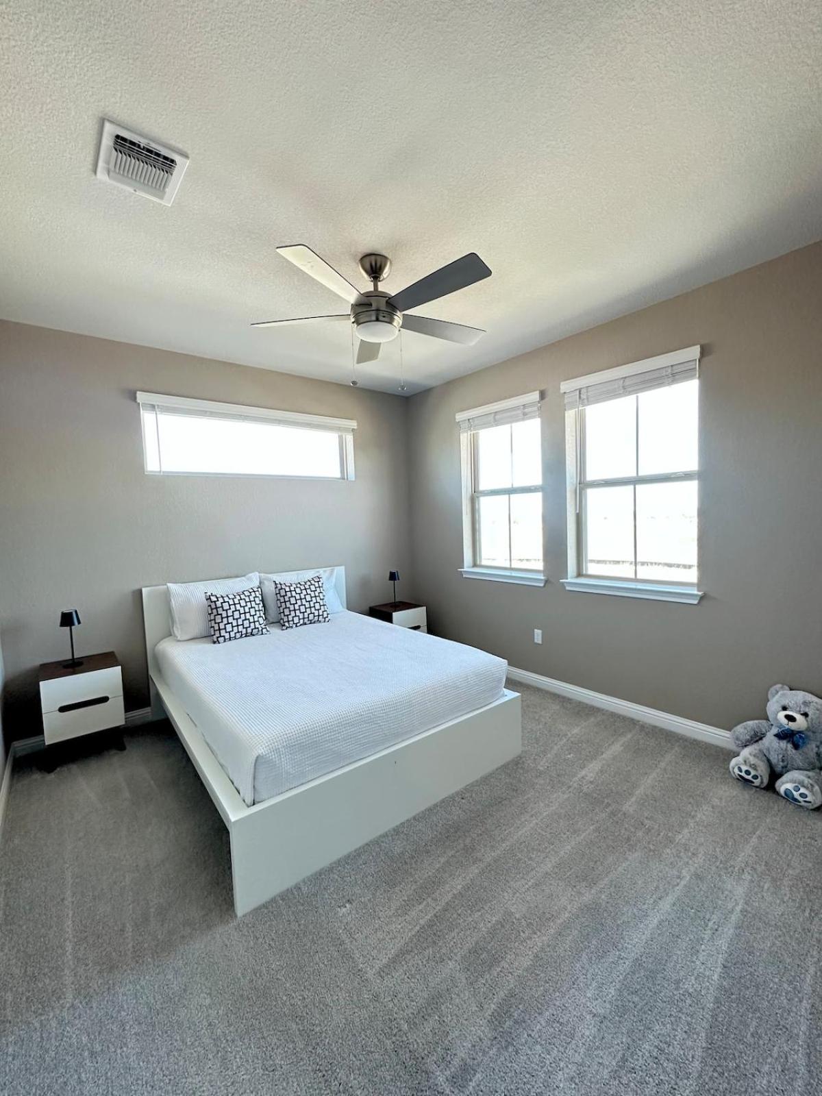 Luxury 2st Home, By Airport, Gym, Pool Holiday home