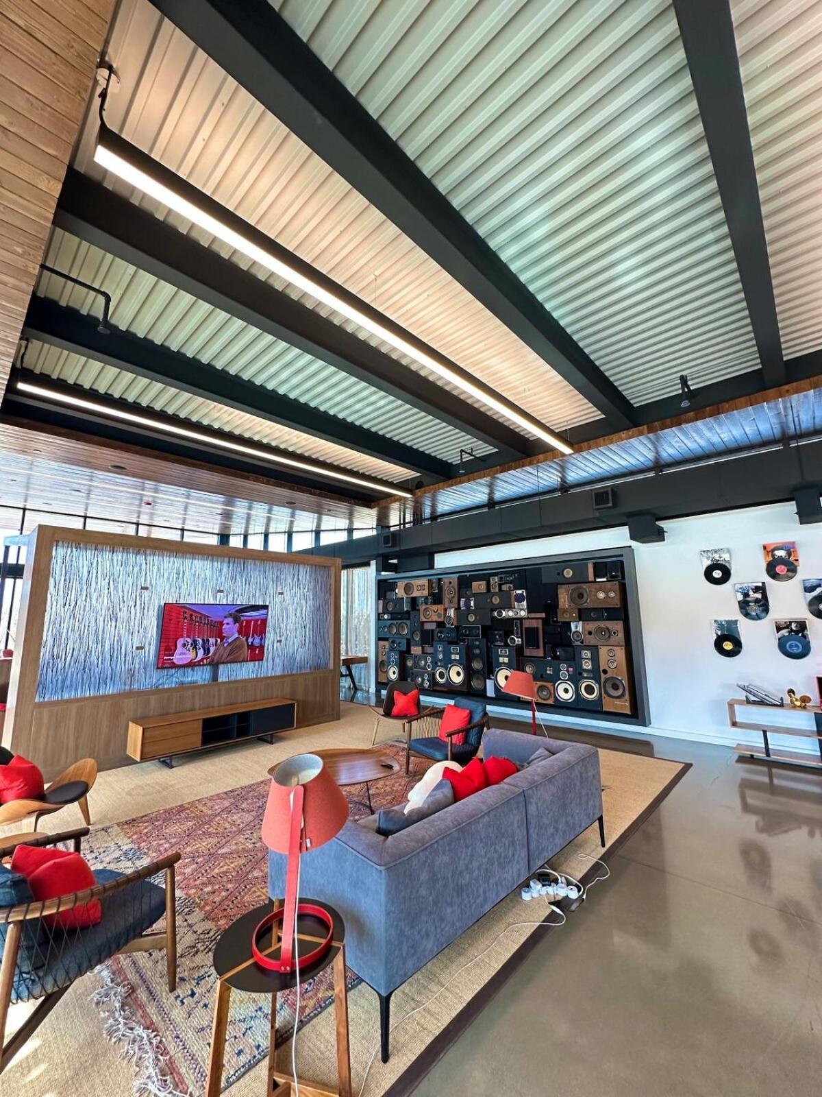 Luxury 2st Home, By Airport, Gym, Pool