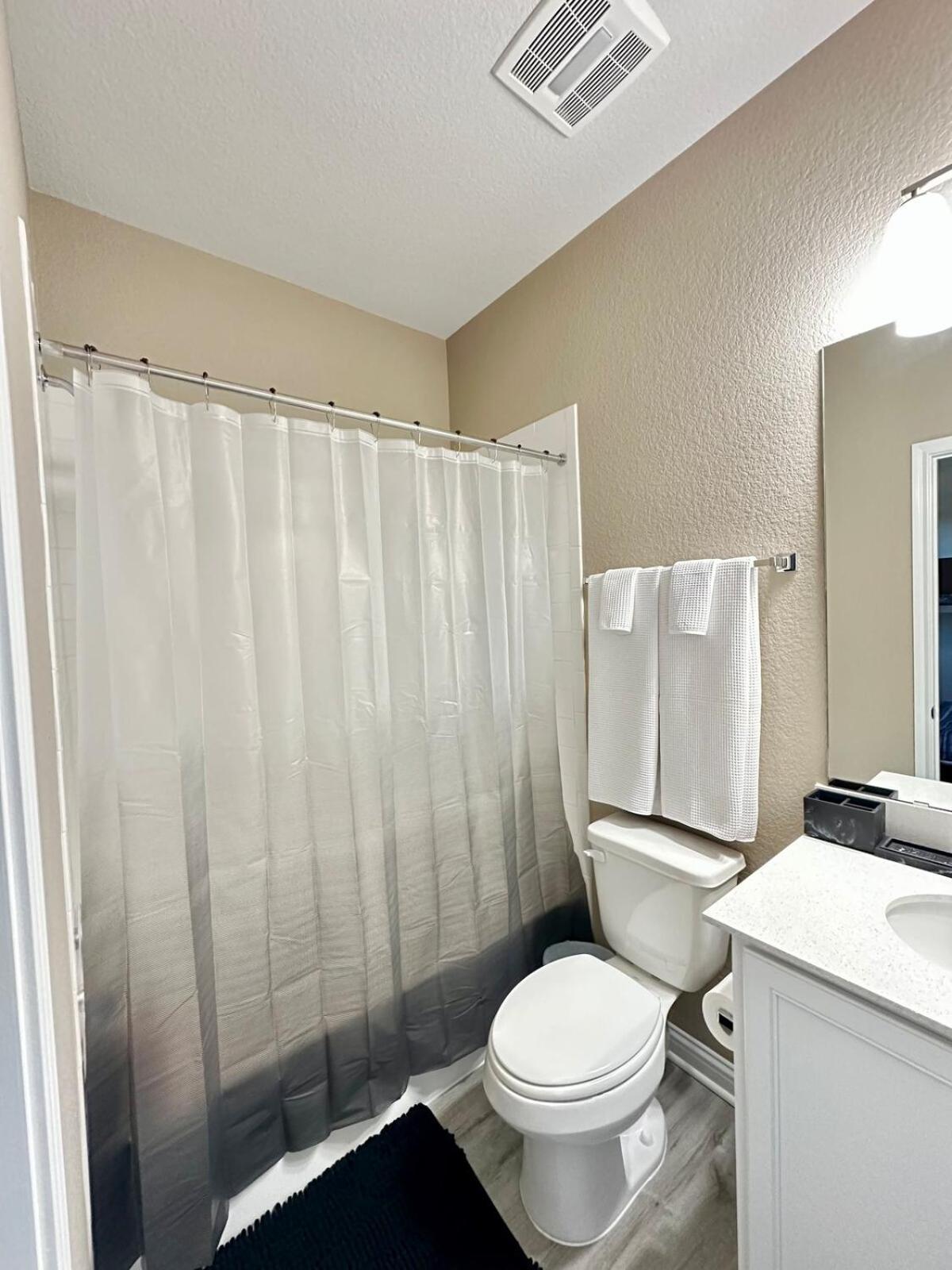 Luxury 2st Home, By Airport, Gym, Pool Holiday home *