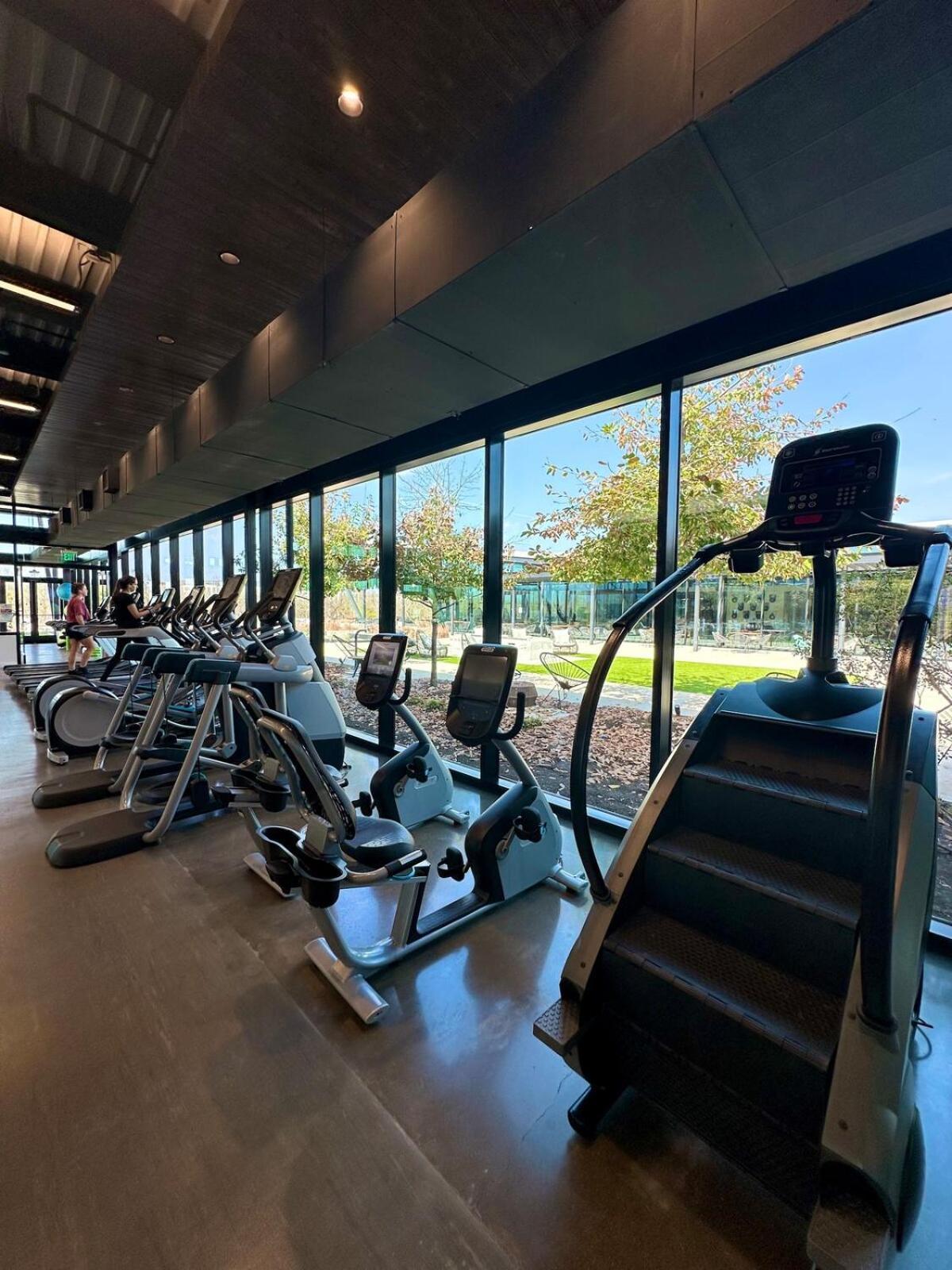 Luxury 2st Home, By Airport, Gym, Pool Holiday home