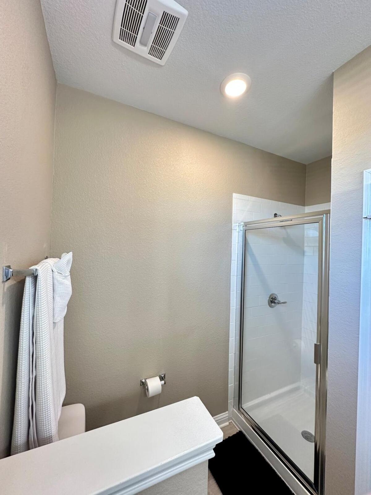 Luxury 2st Home, By Airport, Gym, Pool