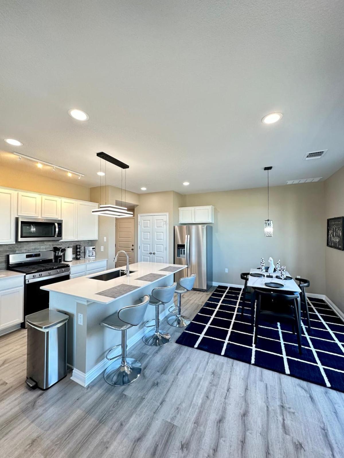 Luxury 2st Home, By Airport, Gym, Pool Holiday home *