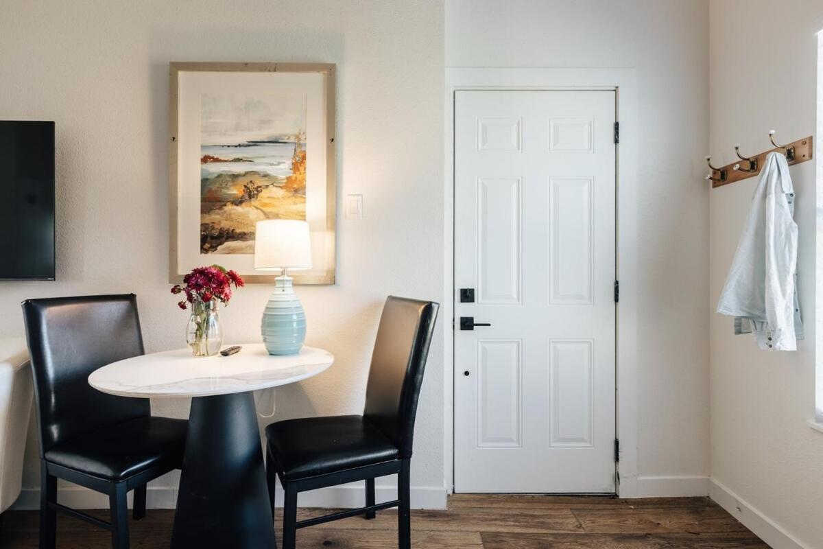 Newbuild 1br2bd1ba By Soco Eateries Big Fenceyard Austin