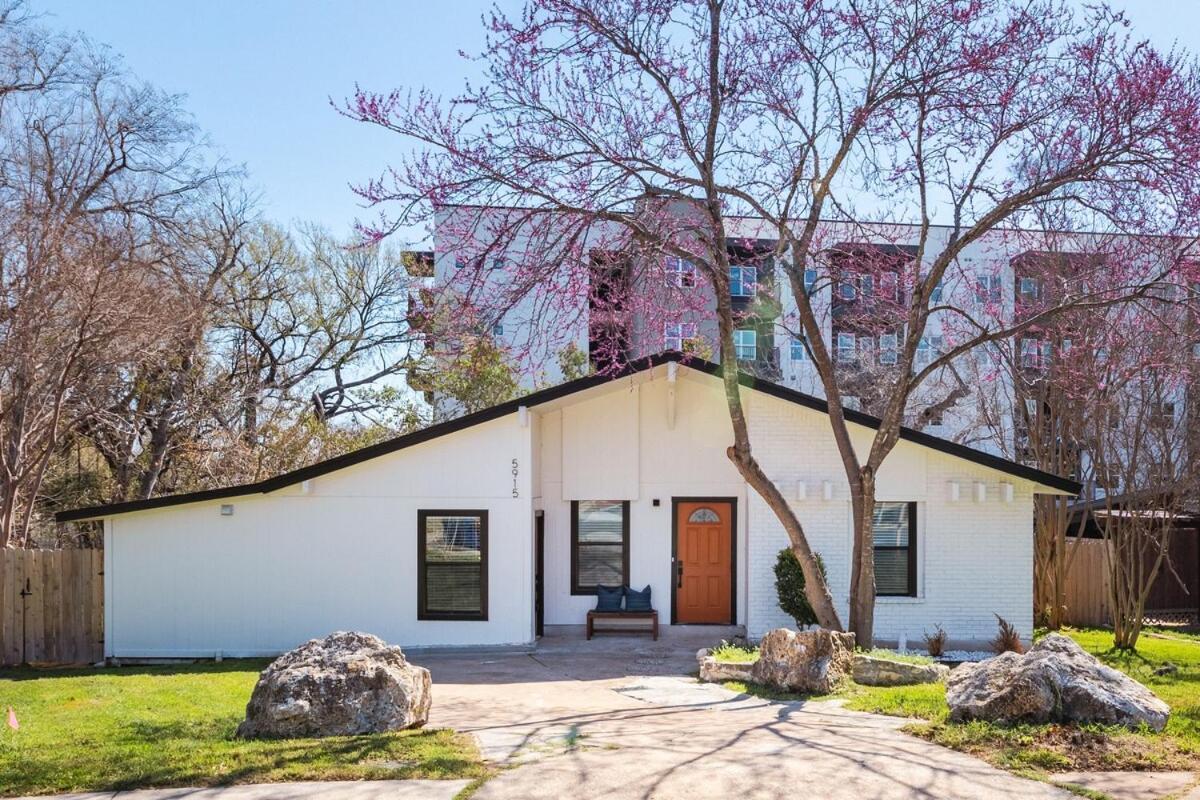 Newbuild 1br2bd1ba By Soco Eateries Big Fenceyard * Austin