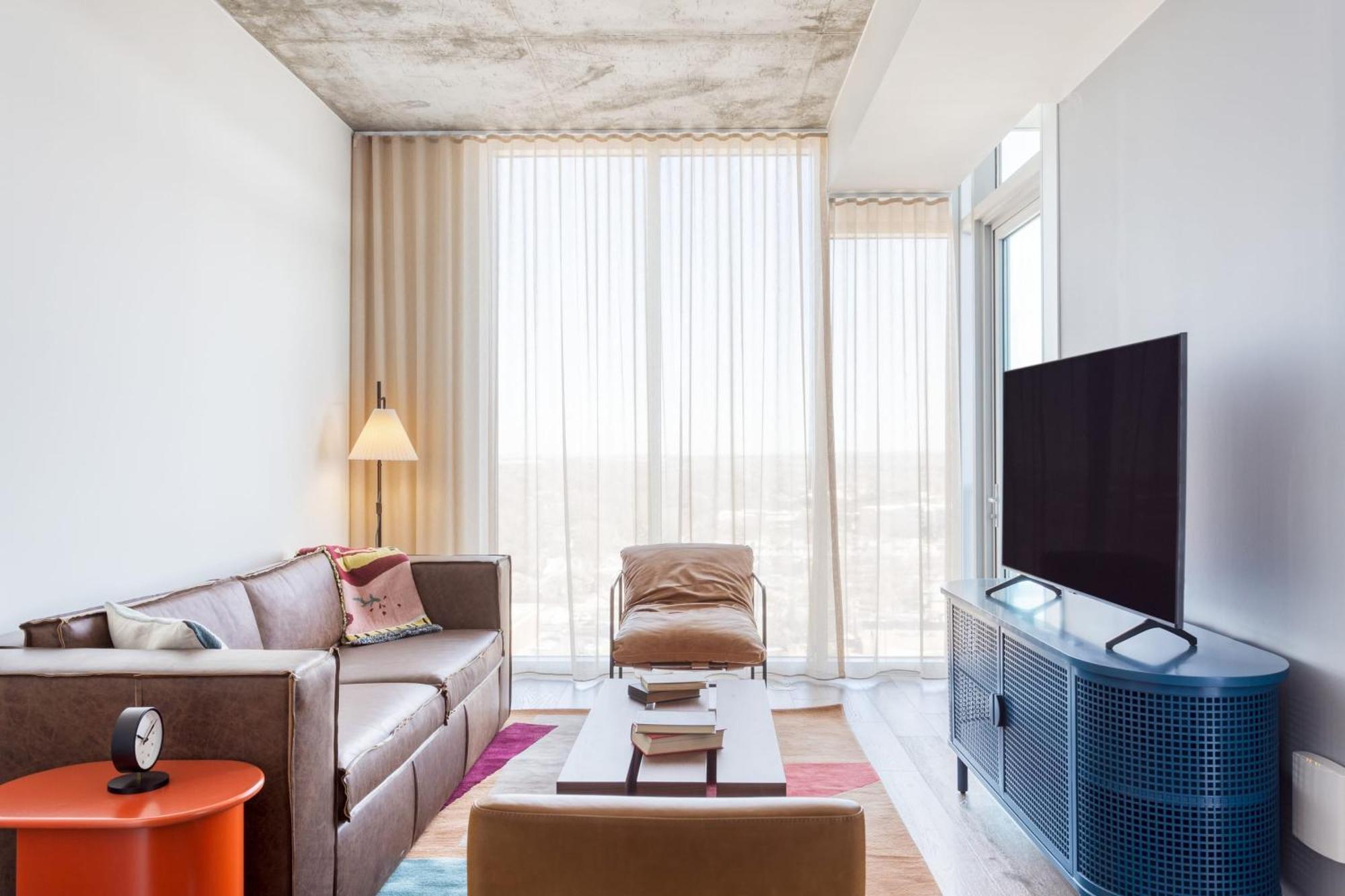 3 Brand New High Rise W Rooftop Pool Gym Yoga *