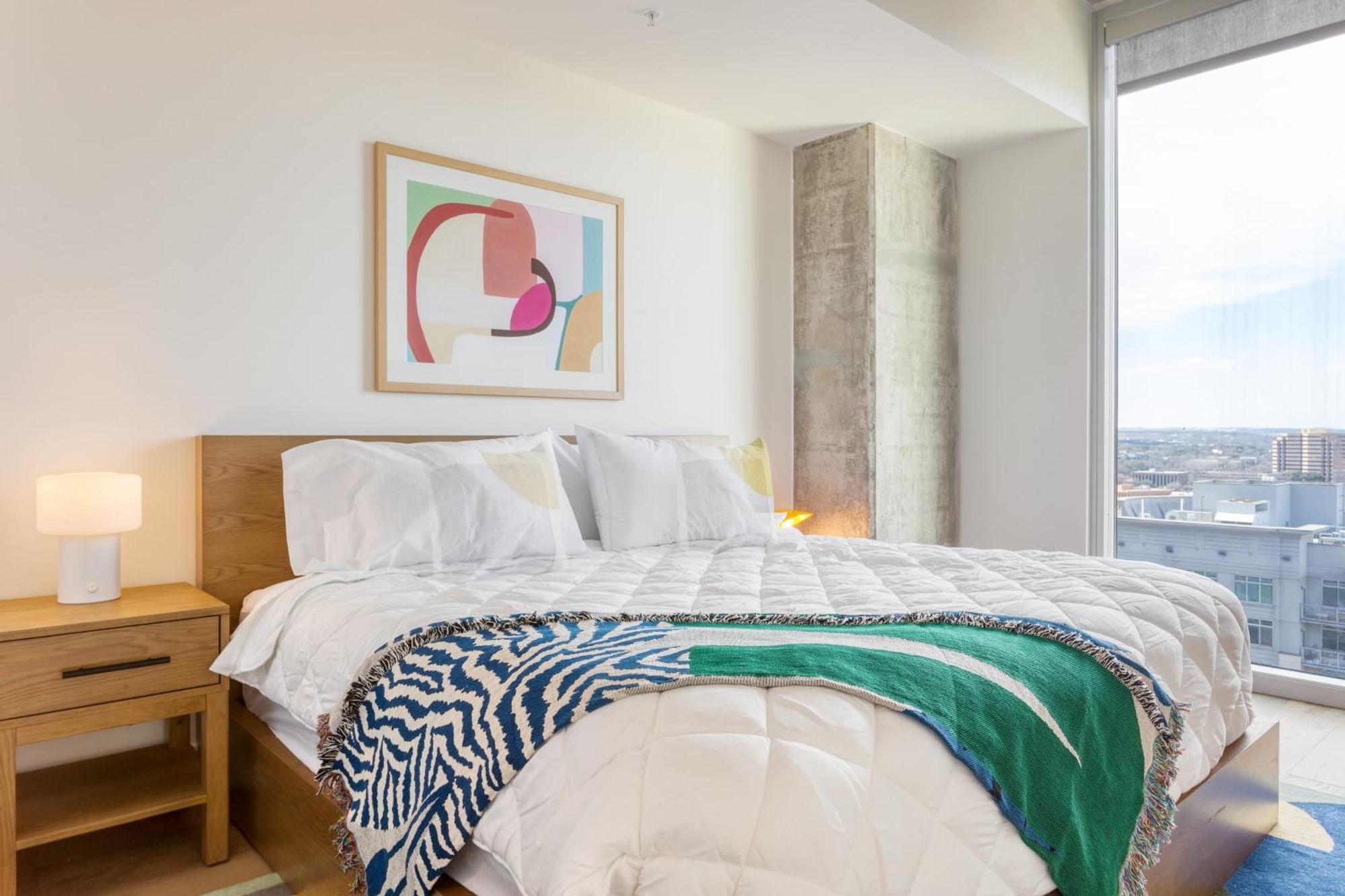 3 Brand New High Rise W Rooftop Pool Gym Yoga Austin