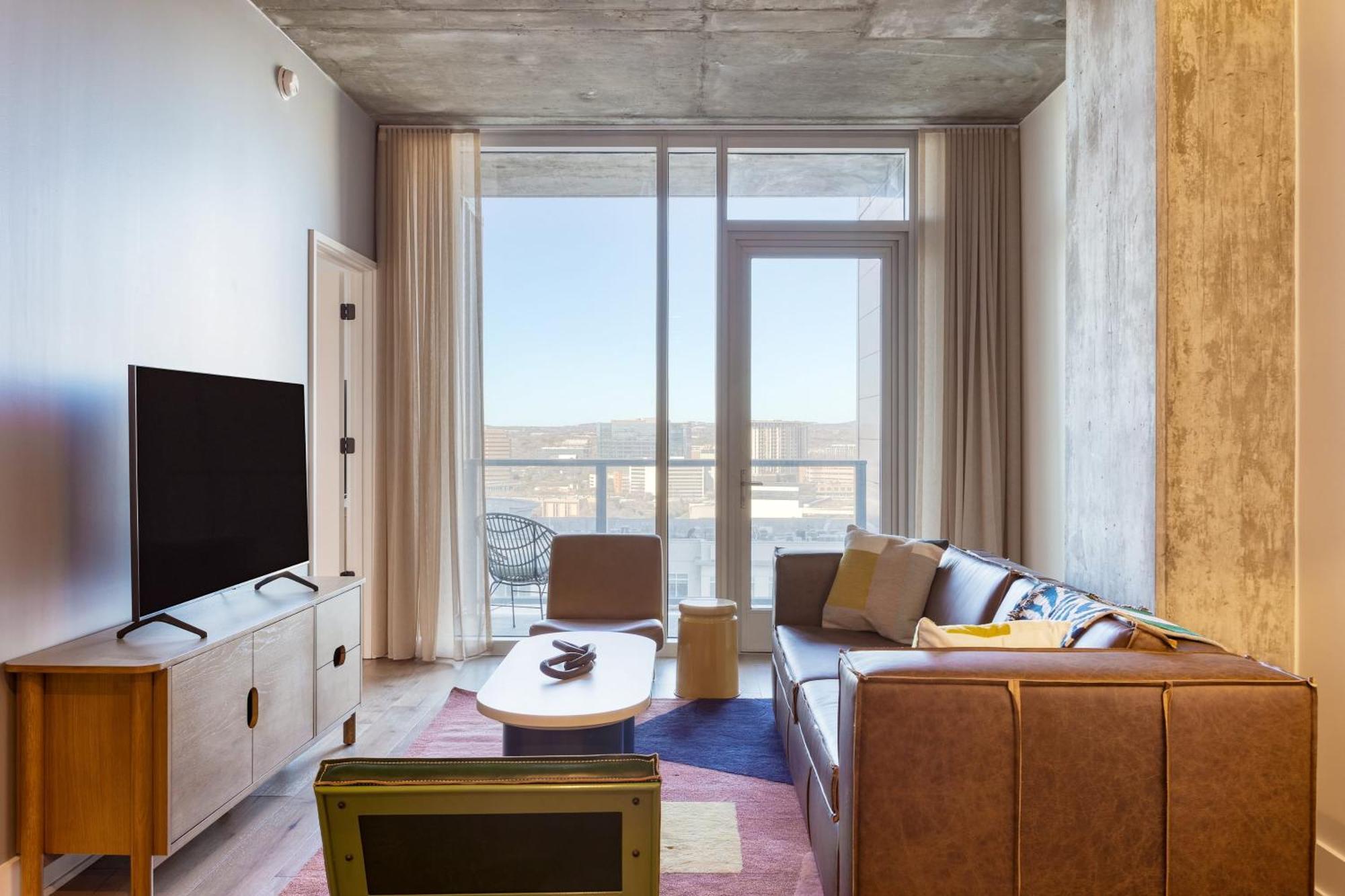 3 Brand New High Rise W Rooftop Pool Gym Yoga Austin