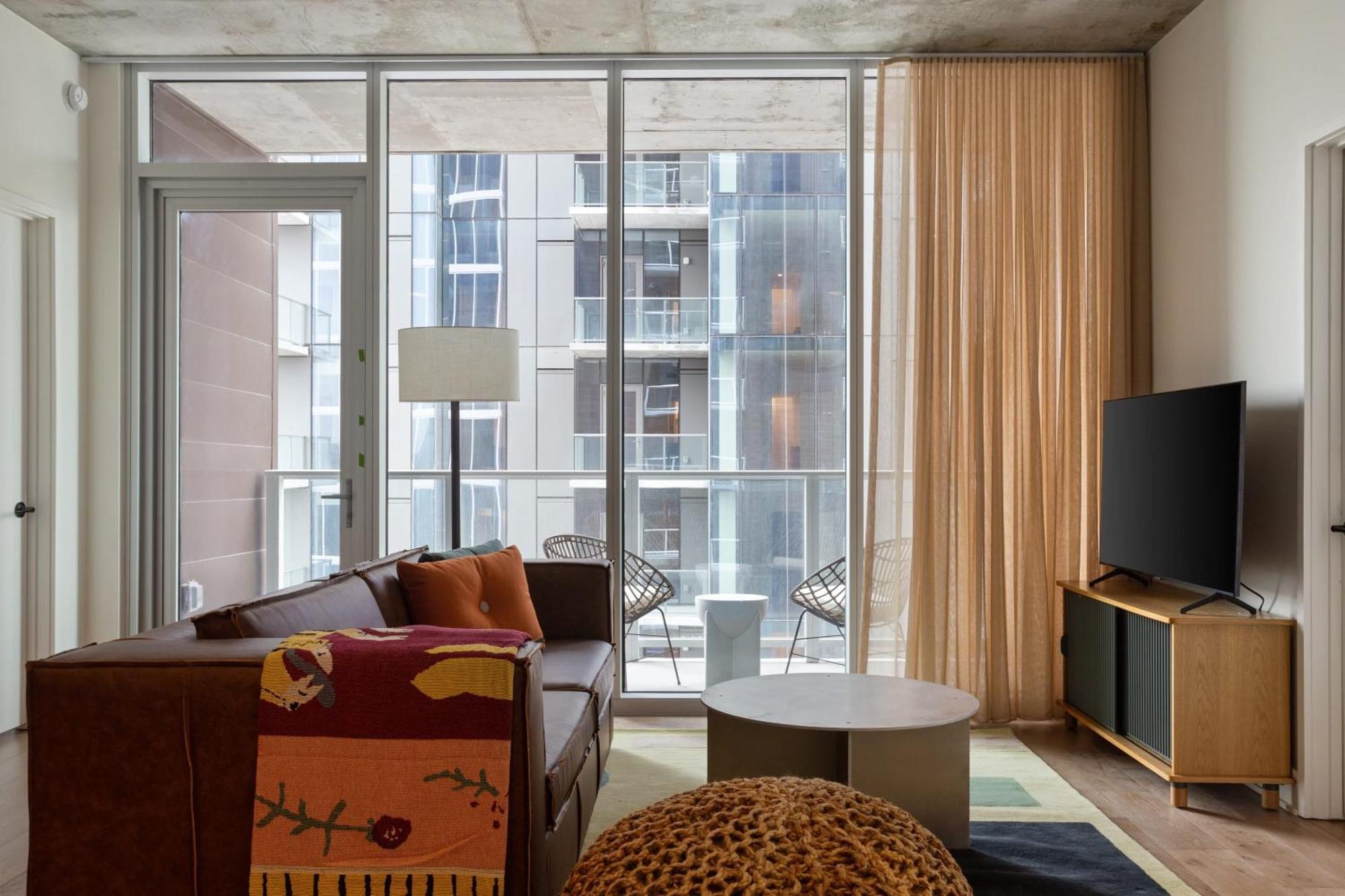 Holiday home 3 Brand New High Rise W Rooftop Pool Gym Yoga *
