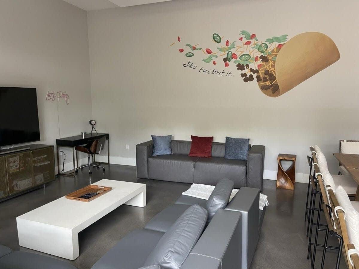 Modern 2-home Oasis W Pool & Hot Tub In Dt Holiday home *