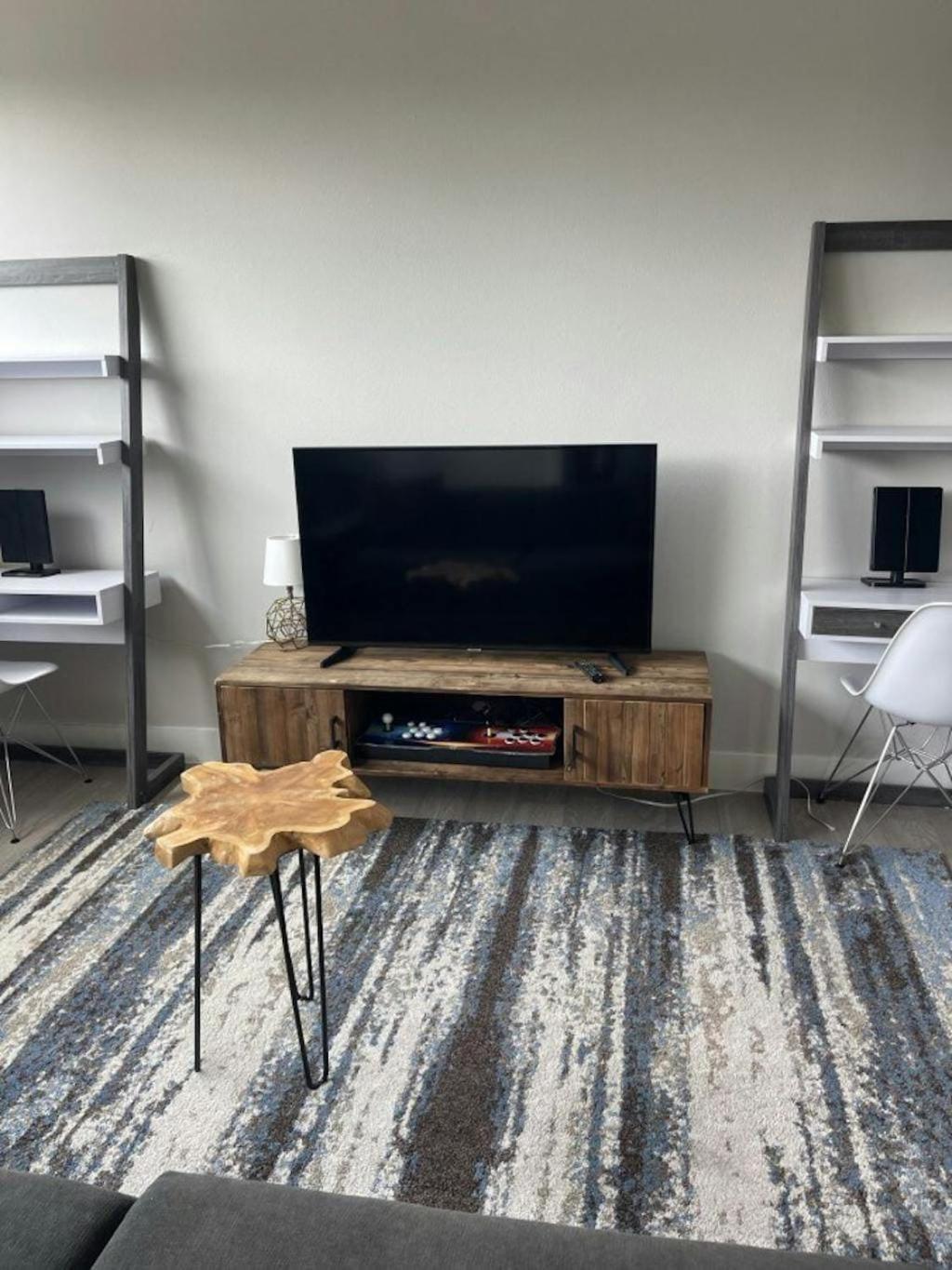 Modern 2-home Oasis W Pool & Hot Tub In Dt *