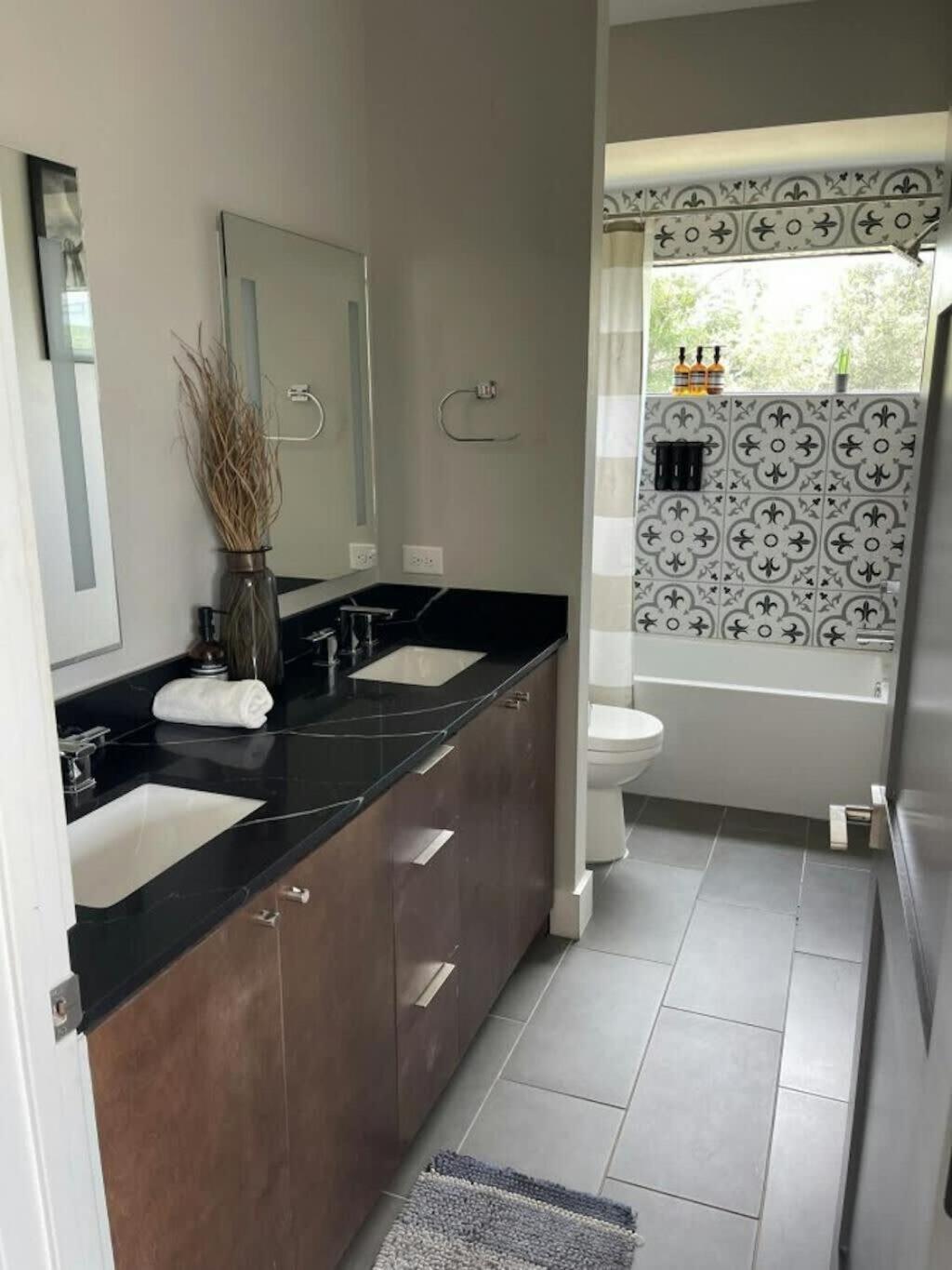 Modern 2-home Oasis W Pool & Hot Tub In Dt