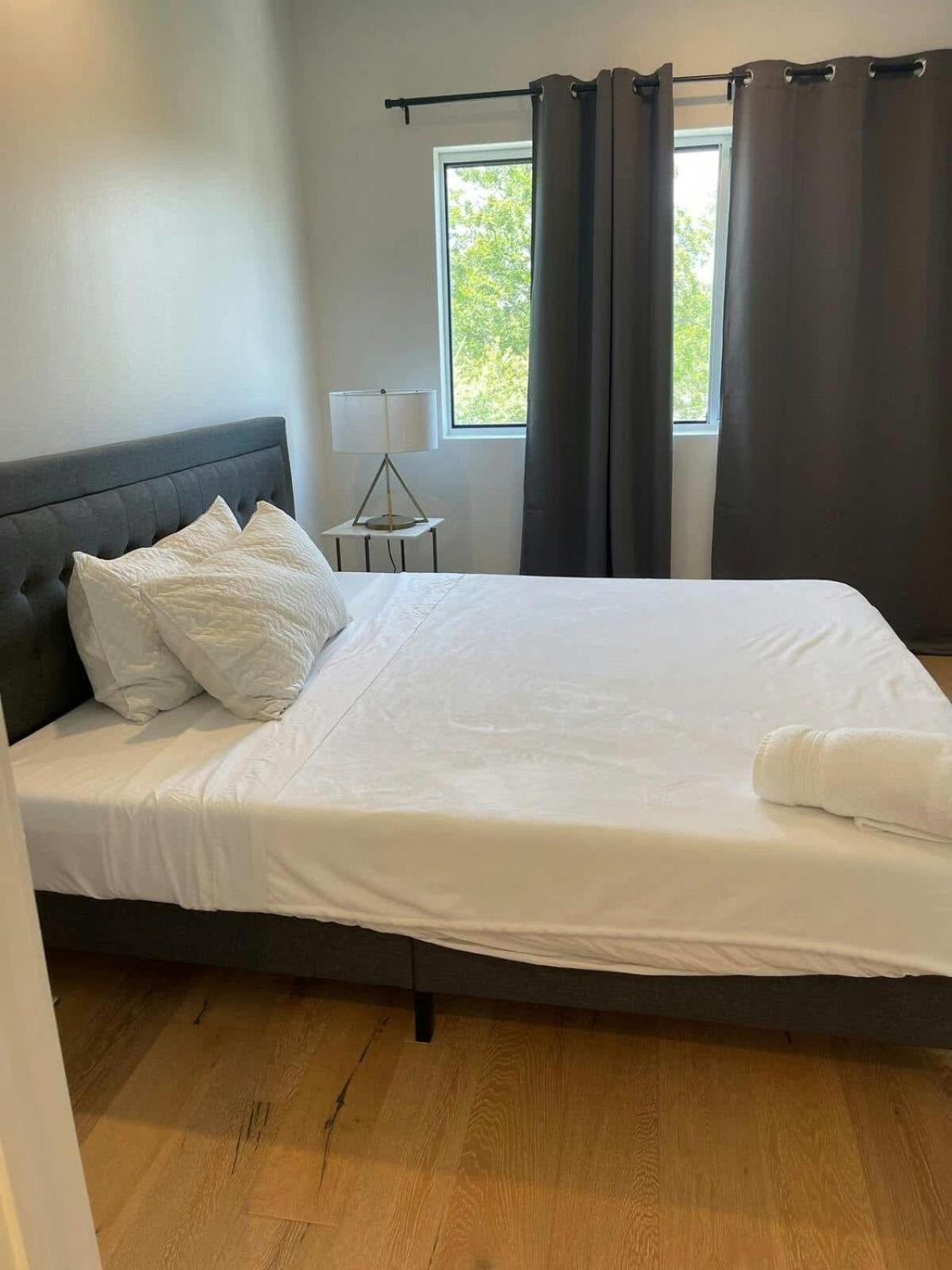 Apartment Upscale 2br W Patio, City Views, Walk To Dt