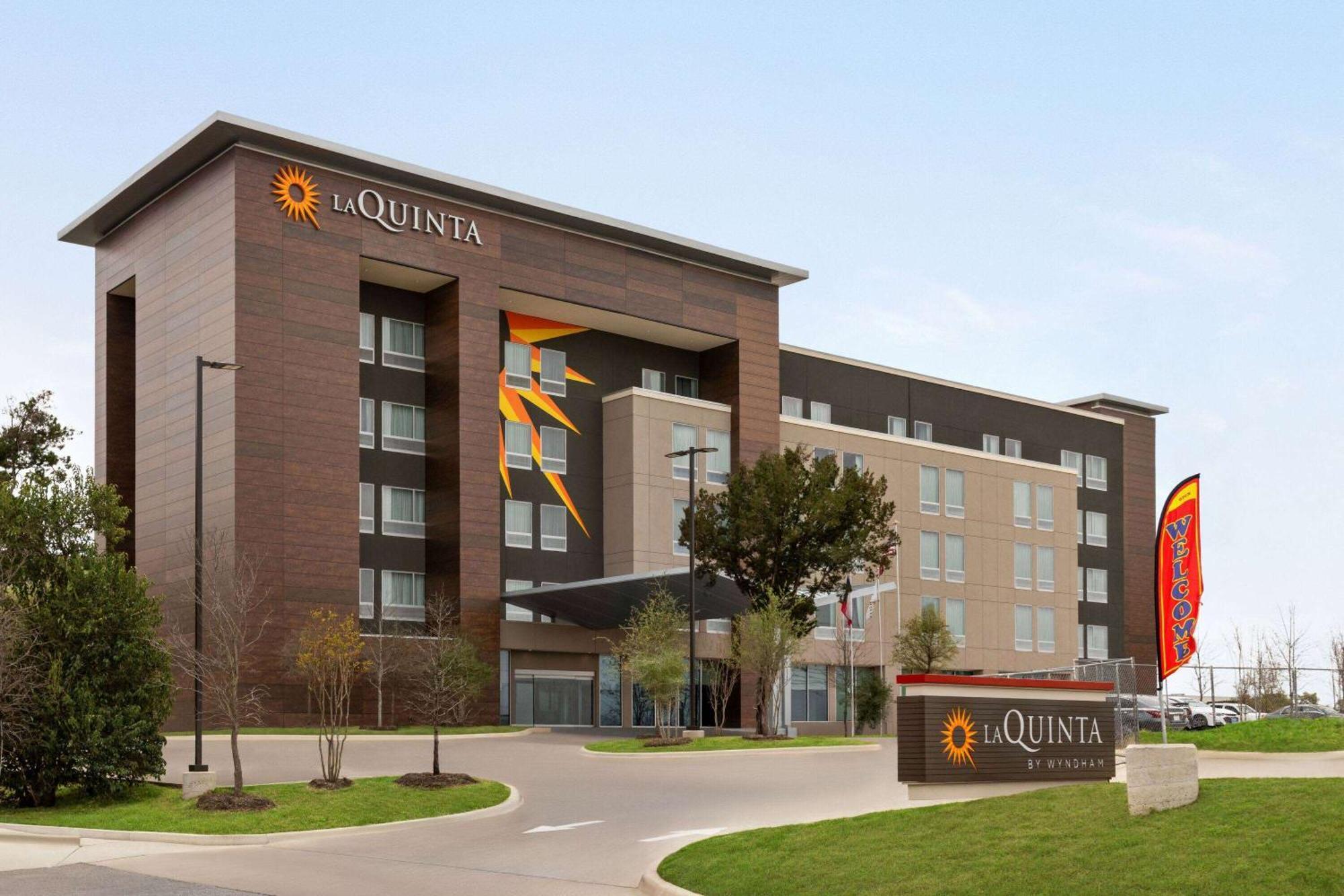 La Quinta & By Wyndham South Hotel