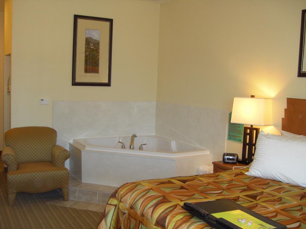 Super 8 By Wyndham Austin/airport North