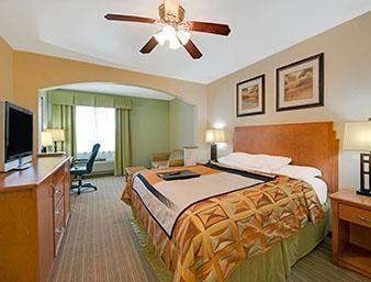 Super 8 By Wyndham Austin/airport North Hotel 2*