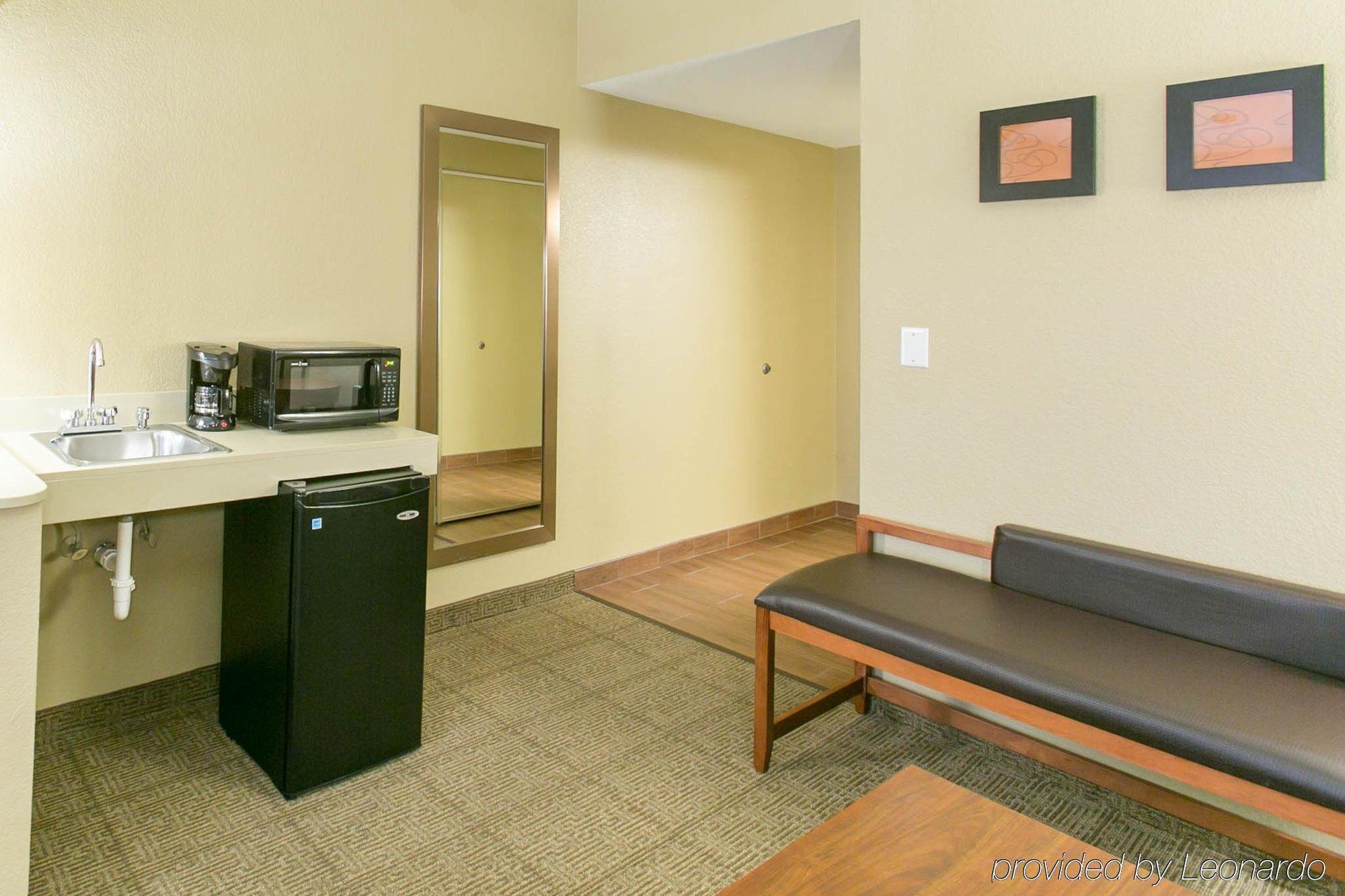 Comfort Nw Lakeline Hotel 3*
