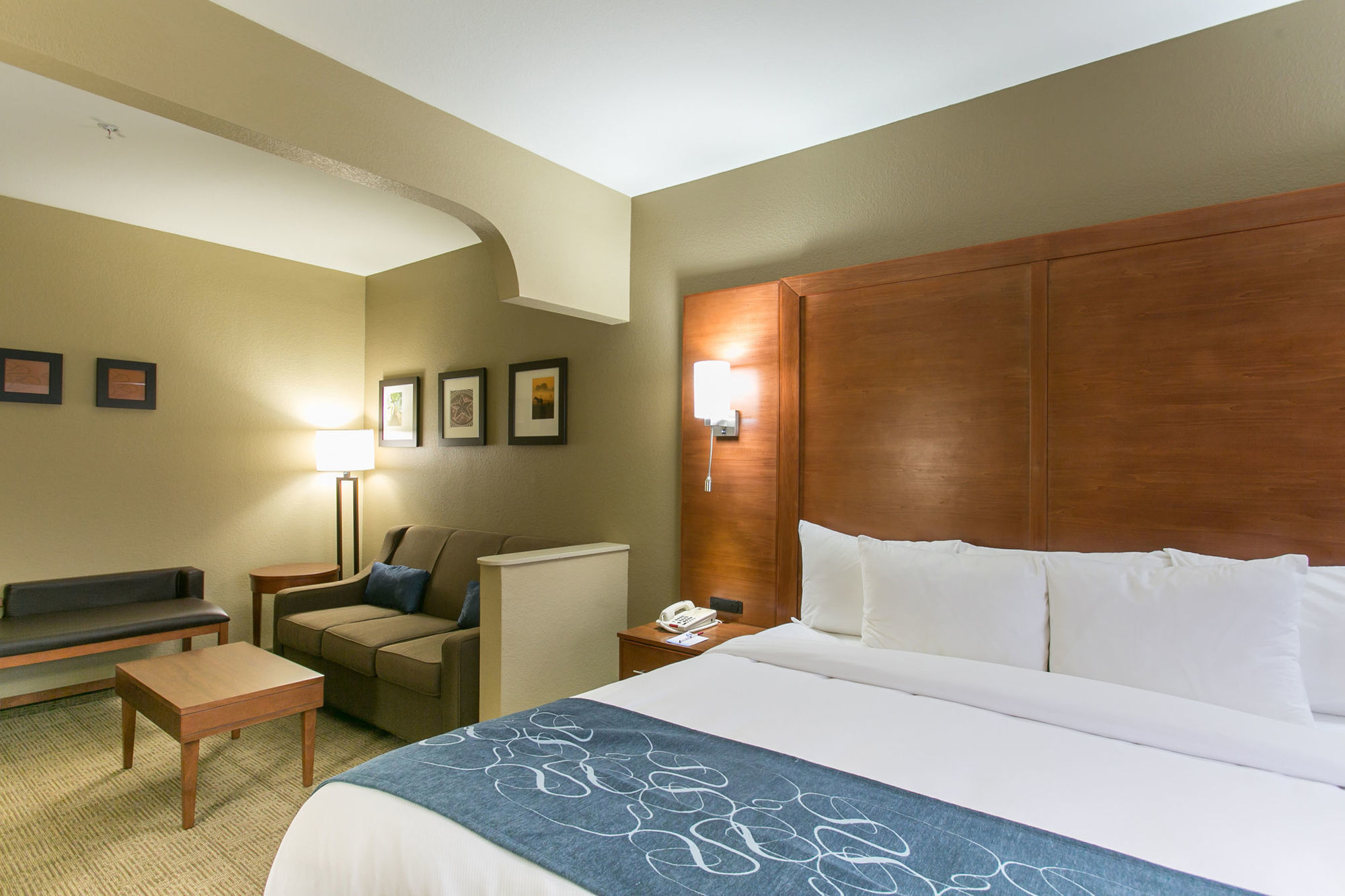 Comfort Nw Lakeline Hotel