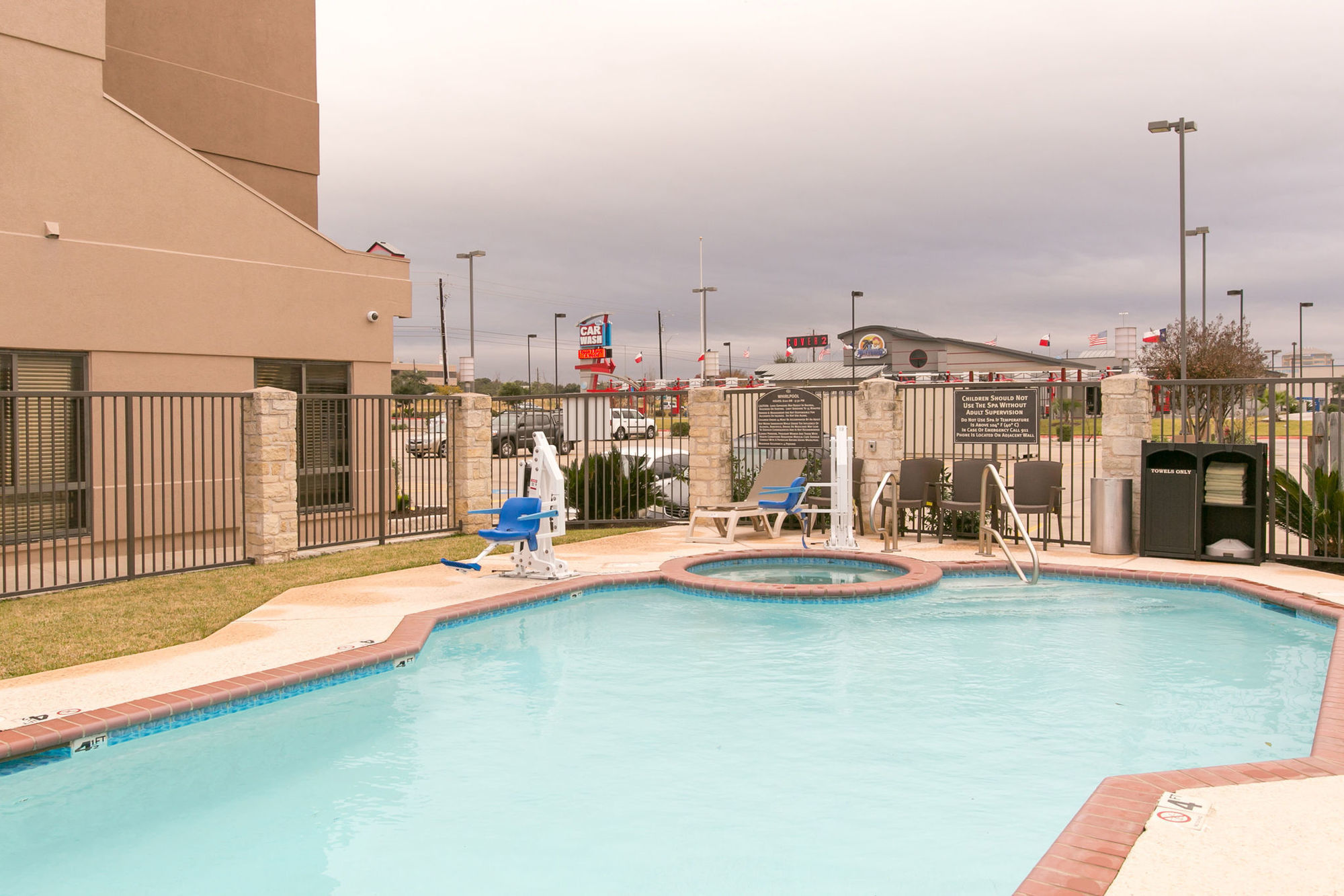 Comfort Nw Lakeline Hotel