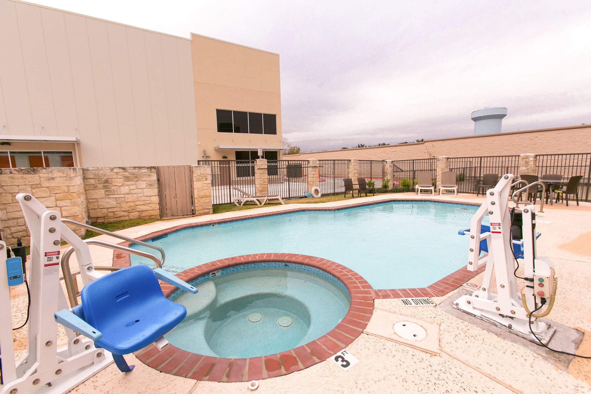 Comfort Nw Lakeline Hotel 3*