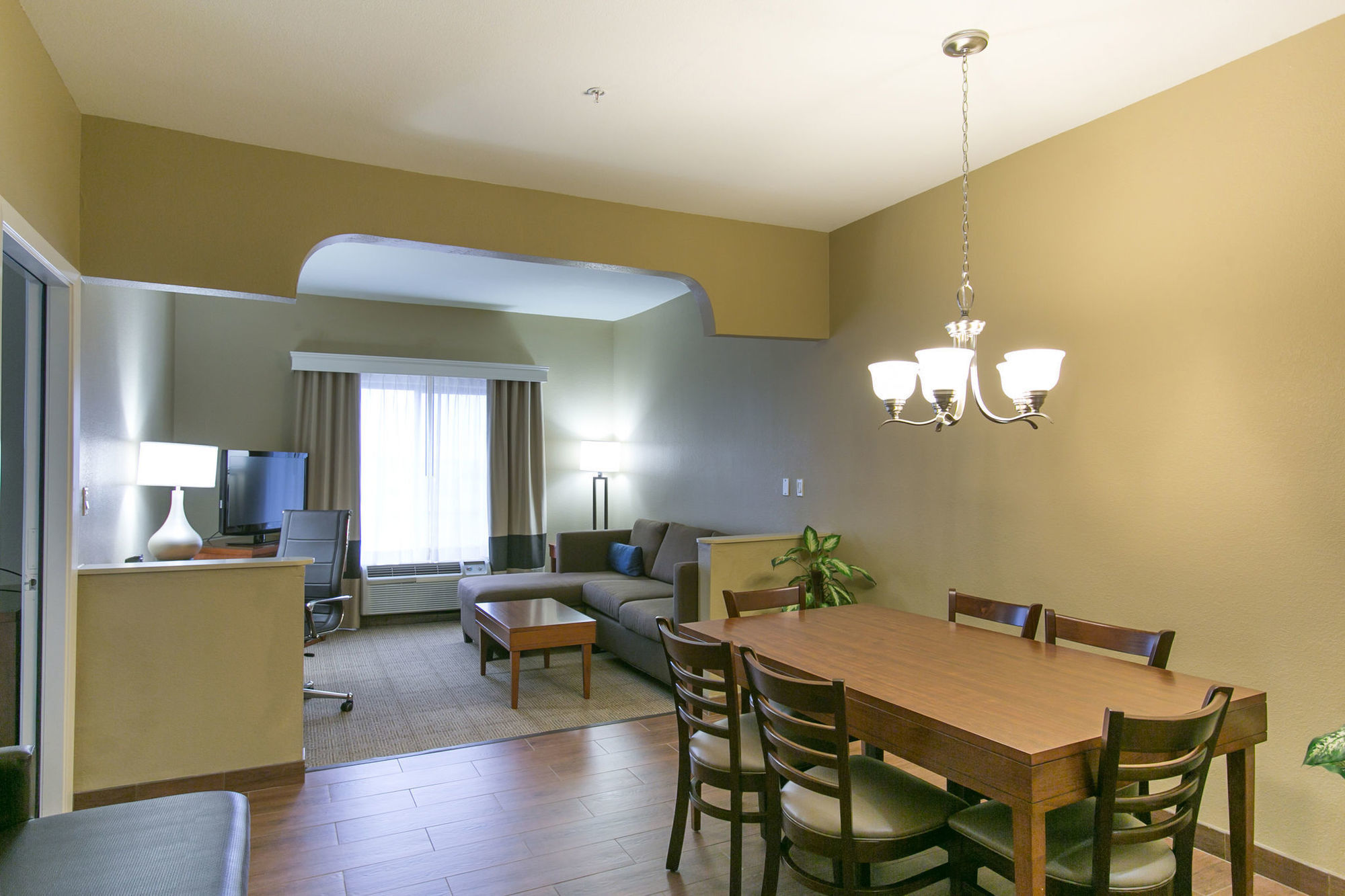 Comfort Nw Lakeline Hotel
