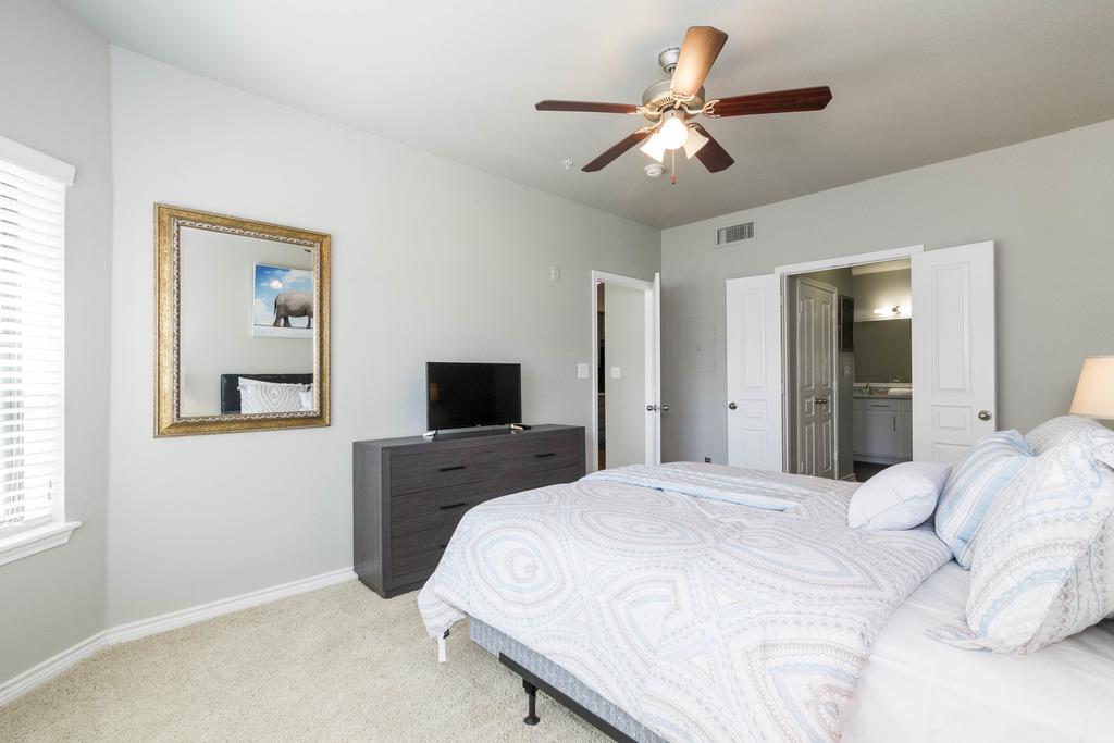 Downtown District By Yourent Apartment