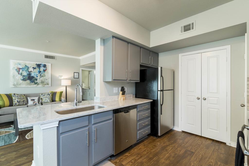 Downtown District By Yourent Apartment *