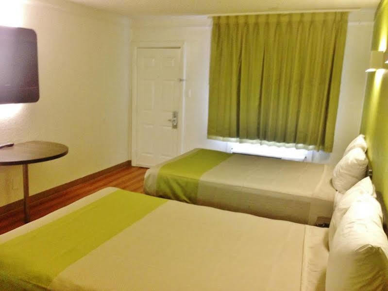 Hotel 6-austin, Tx - Midtown 2*