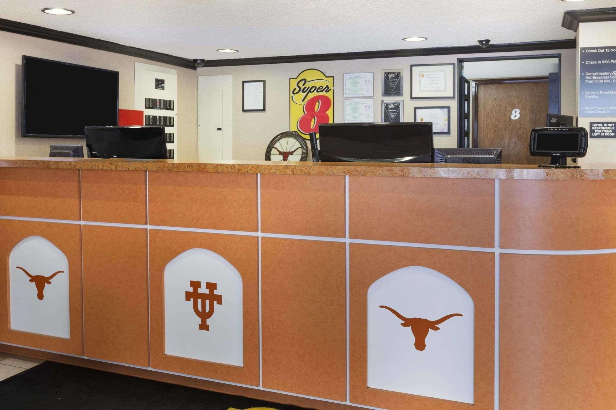 Super 8 By Wyndham University/downtown Area Motel