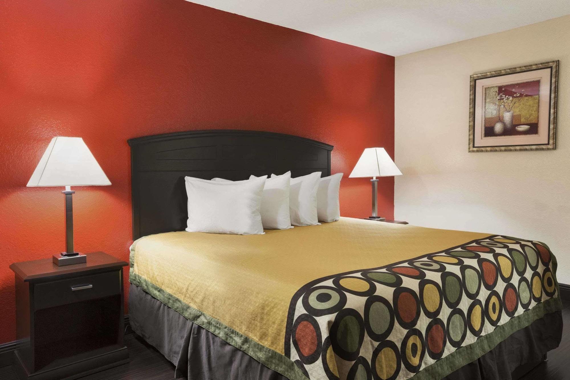 Super 8 By Wyndham University/downtown Area