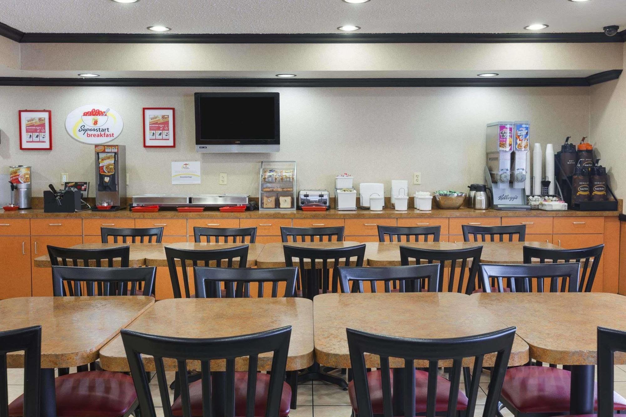 Motel Super 8 By Wyndham University/downtown Area 2*