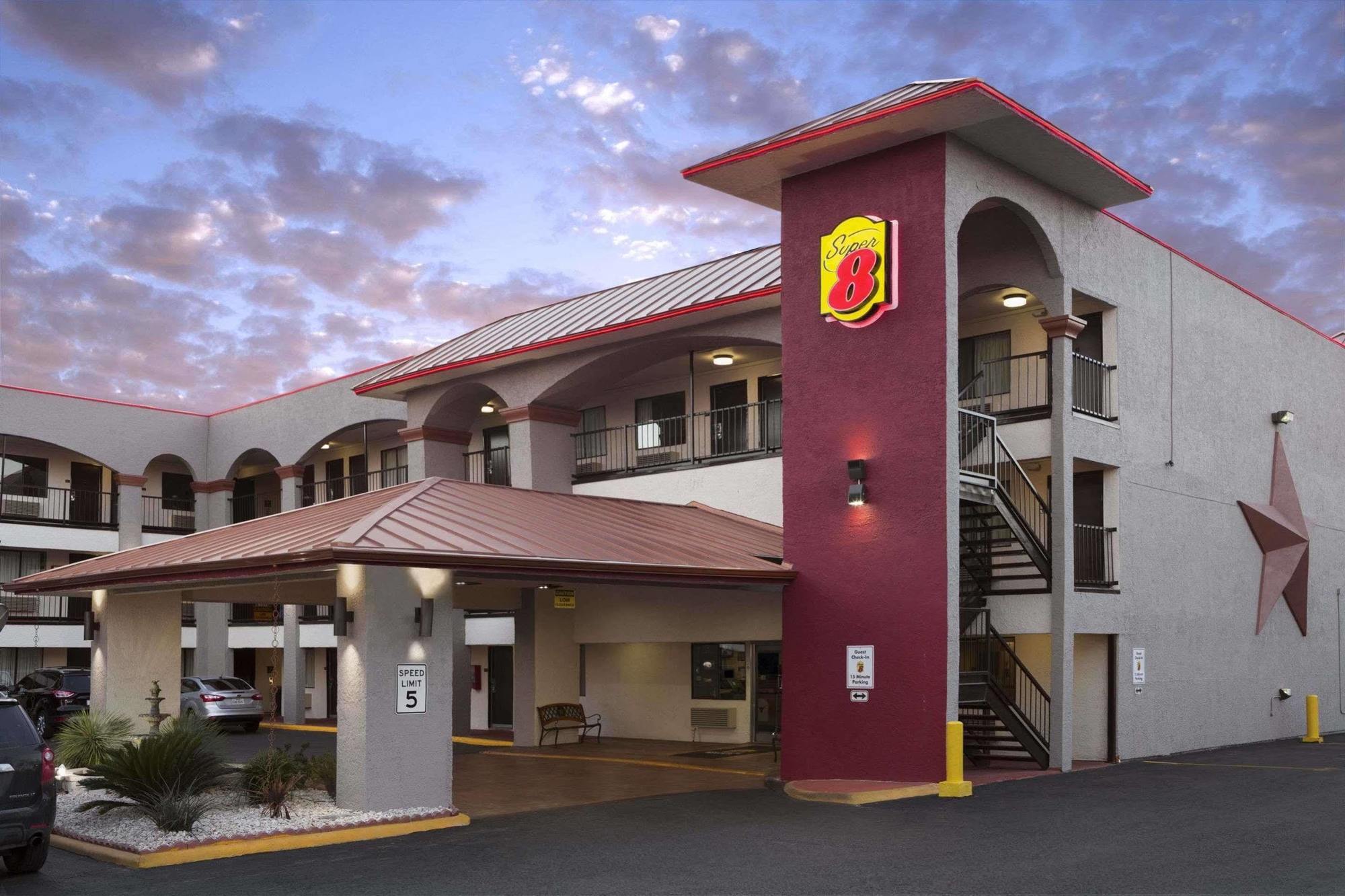 Motel Super 8 By Wyndham University/downtown Area
