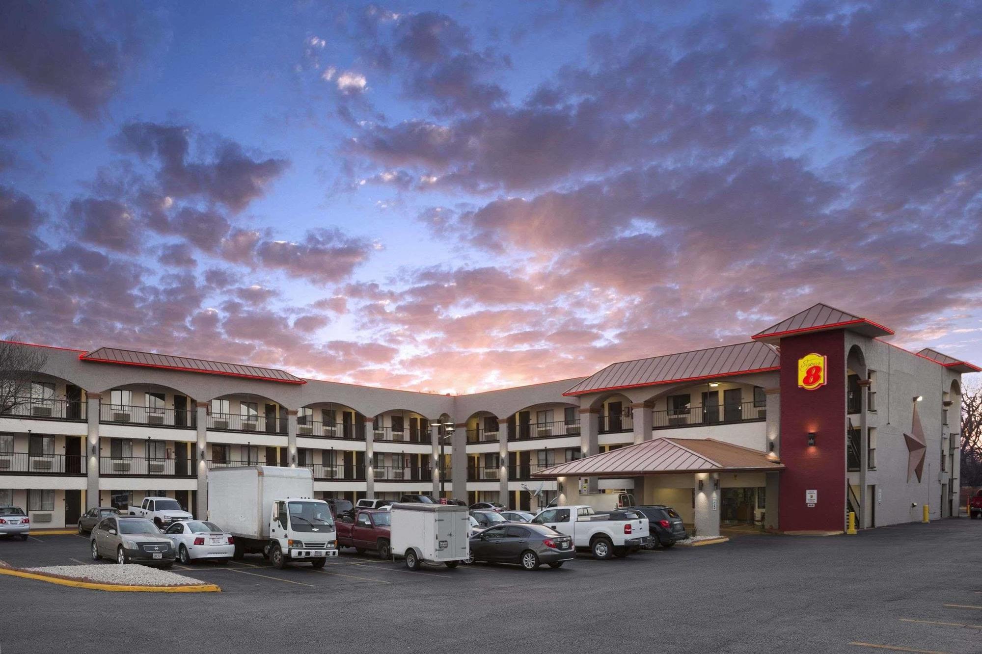 Super 8 By Wyndham University/downtown Area Motel 2*